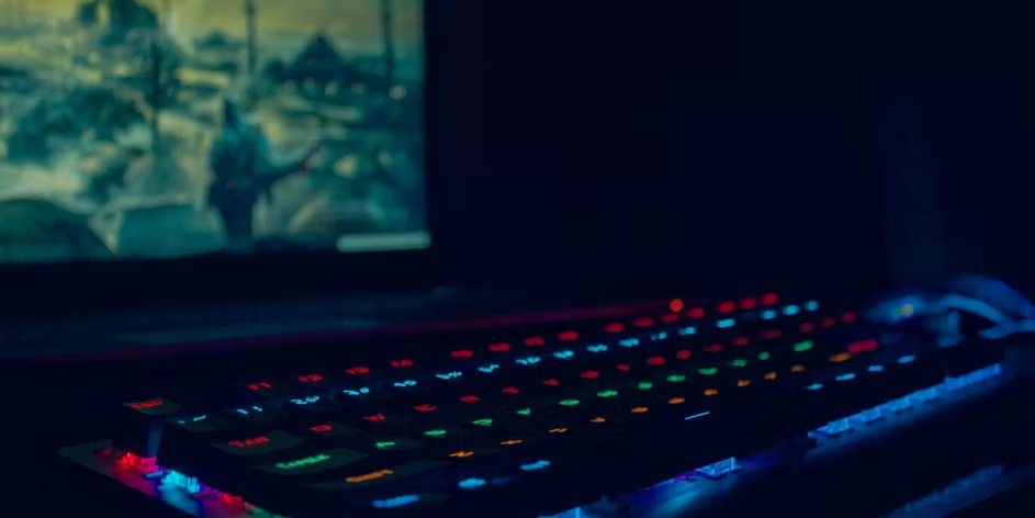 gaming pc at night assassins cre