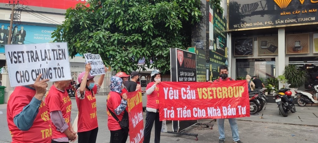 Nhà đầu tư tập trung tại trụ sở làm việc đề nghị VsetGroup trả lại tiền.